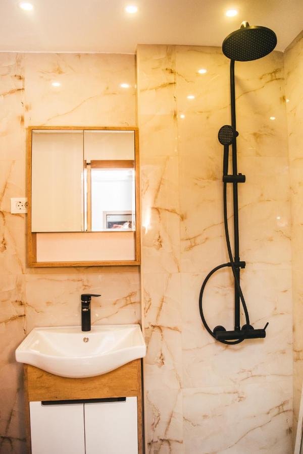 Aparment Theatre Apartment Ni Екстериор снимка