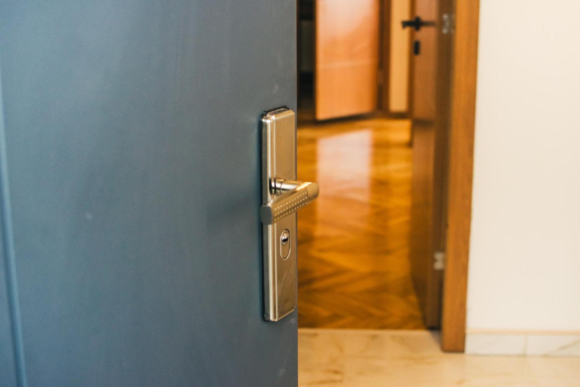 Aparment Theatre Apartment Ni Екстериор снимка